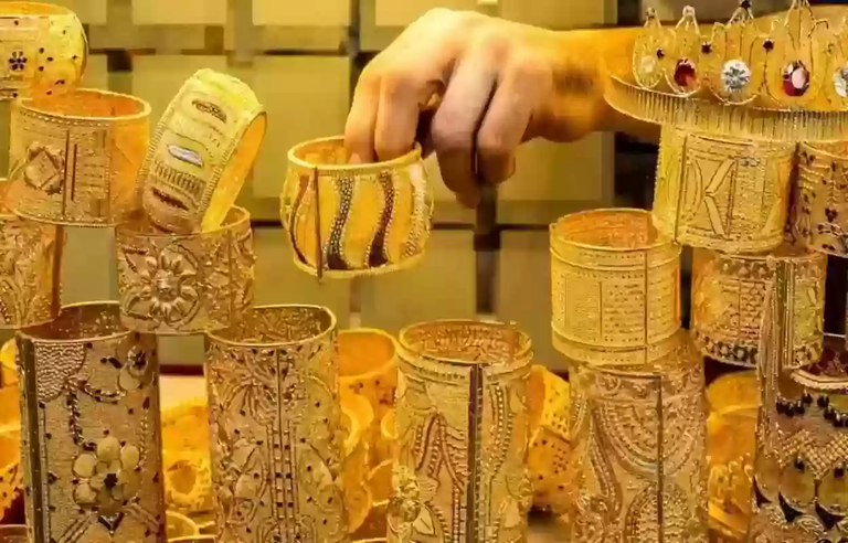 سبائك ذهبية ودولارات