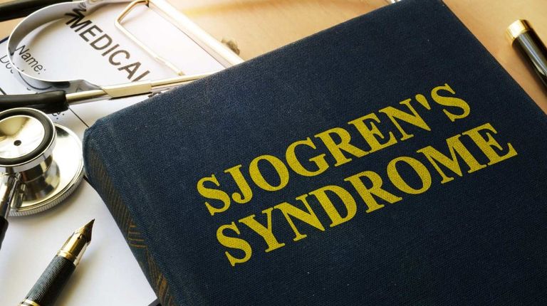 سيدة تعاني من متلازمة شوغرن 