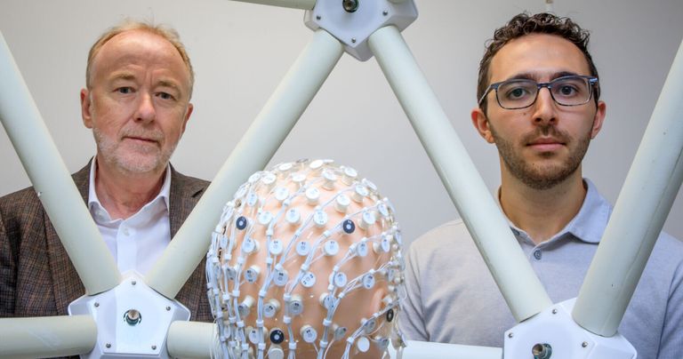 أدريان أوين (يسار) وكارنيج كازازيان تكنولوجيا التصوير العصبي المتقدمة يمكنها قراءة أفكار مرضى الغيبوبة