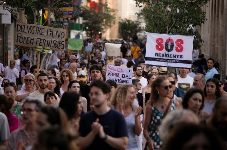 كارافان أمام شاطئ في إسبانيا - تعبيرية