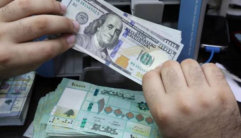 أوراق نقدية من الليرة اللبنانية والدولار الأمريكي
