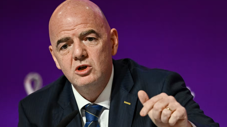 الاتحاد الدولي لكرة القدم "الفيفا" إنفانتينو والرئيس السابق للاتحاد التونسي