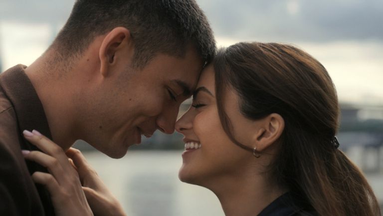 مشهد من الفيلم الرومانسي upgraded  قائمة أفضل الأفلام الأجنبية الرومانسية في 2024