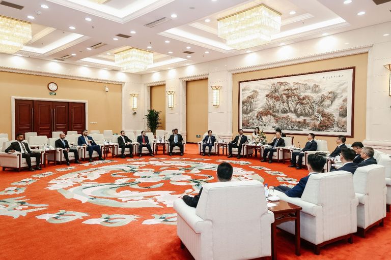 أحد لقاءات الدكتور سلطان أحمد الجابر خلال زيارة عمل إلى جمهورية الصين