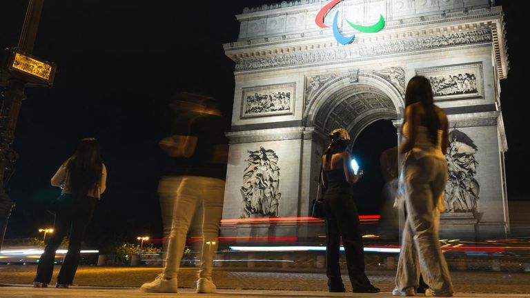 ليدي غاغا وسيلين ديون وآية ناكامورا