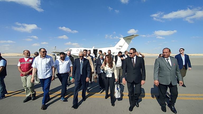 السفيرة الأمريكية بالقاهرة تلتقي الفريق الإغاثي الإماراتي بالعريش