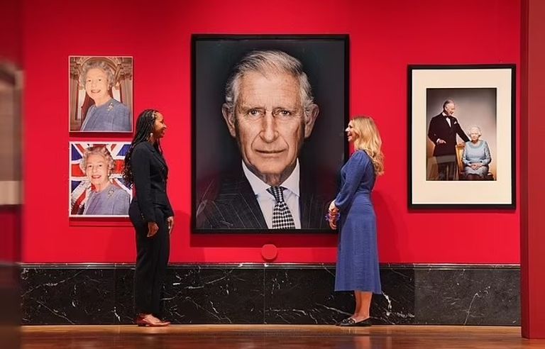 لوحة للملكة إليزابيث الثانية في معرض الصور الملكية