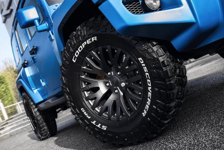 إطار Cooper Discoverer STT Pro 4x4 أحد أفضل إطارات الدفع الرباعي لكل المواسم أفضل إطارات سيارات الدفع الرباعي لجميع المواسم