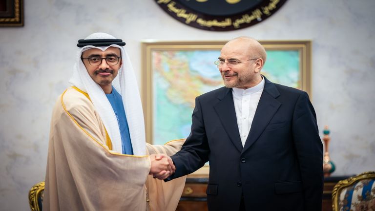 الشيخ عبدالله بن زايد آل نهيان يلتقي الرئيس الإيراني مسعود بزشكيان