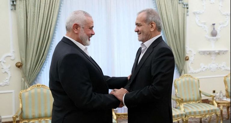 إسماعيل هنية خلال تنصيب الرئيس الإيراني