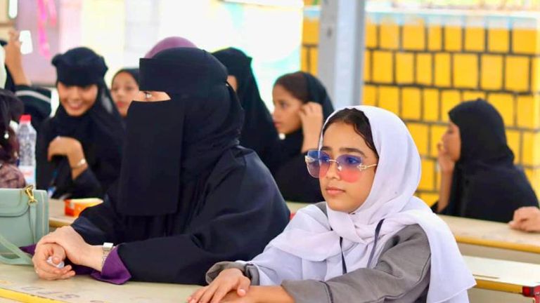 لوحة تعبر عن العنف ضد المرأة في اليمن