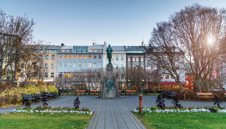 ساحة أوستورفولور ضمن معالم السياحة في ريكيافيك