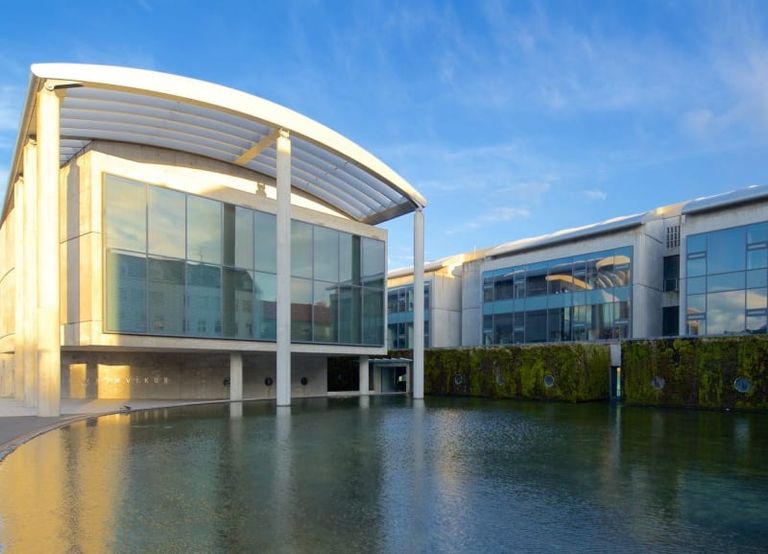 قاعة المدينة إحدى معالم السياحة في ريكيافيك التاريخية