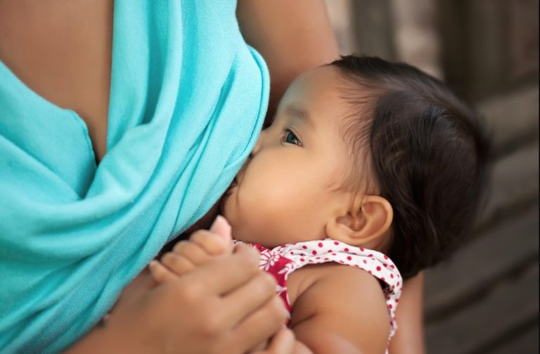 أم ترضع طفلها طبيعيا