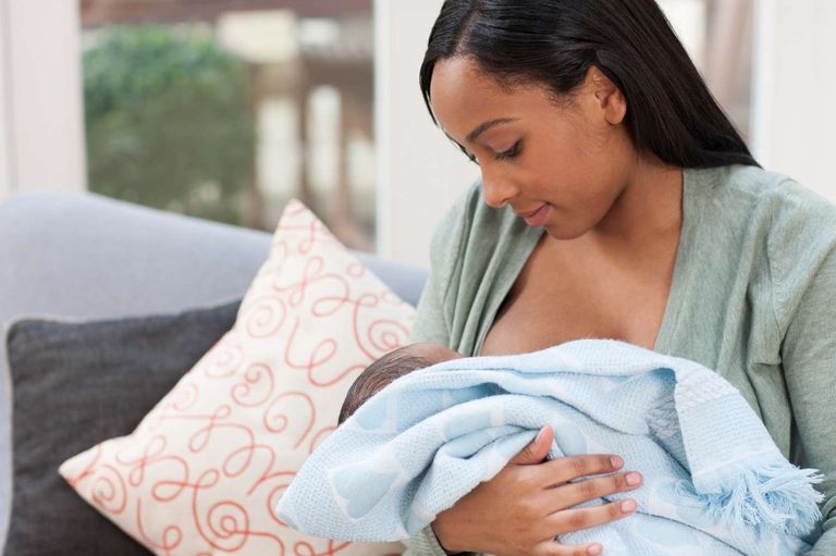 أم ترضع طفلها طبيعيا