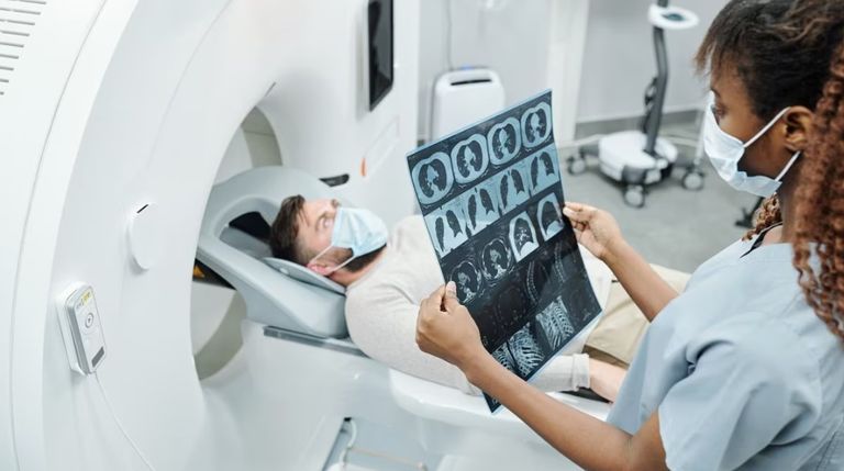 فحص مريض بسرطان الرئة