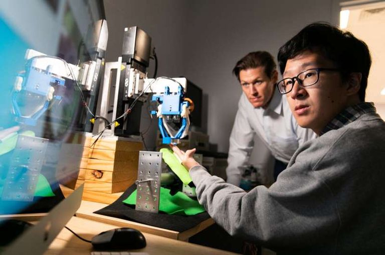 جريجوري وجيرلينج و طالب الدكتوراة تشانج شو يطورون أدوات وطرق لوصف حاسة اللمس علميا نعومة أصابع النساء تمنحها إحساسا أفضل باللمس