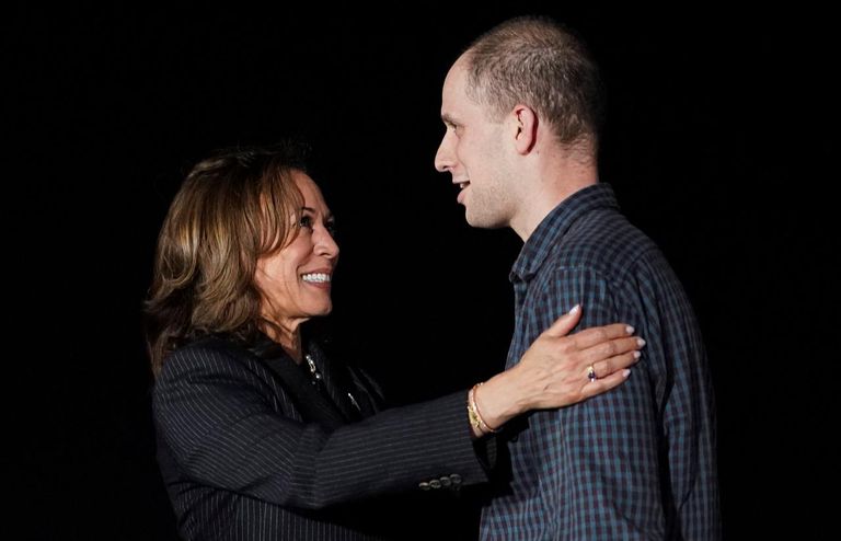 بايدن وهاريس يلتقيان المفرج عنهم من السجون الروسية