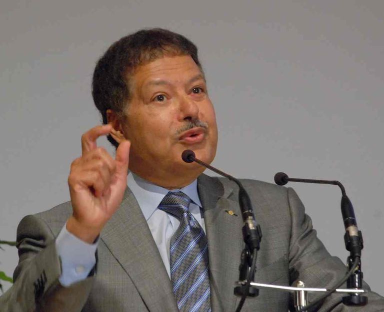 صورة متخيلة بالذكاء الاصطناعي للدكتور أحمد زويل