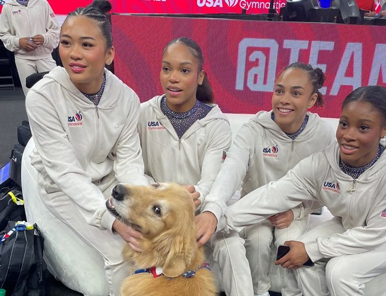 الكلب وفريق الجمباز الأمريكي