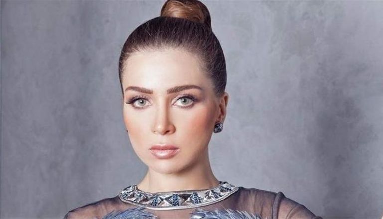 الفنانة مي عز الدين