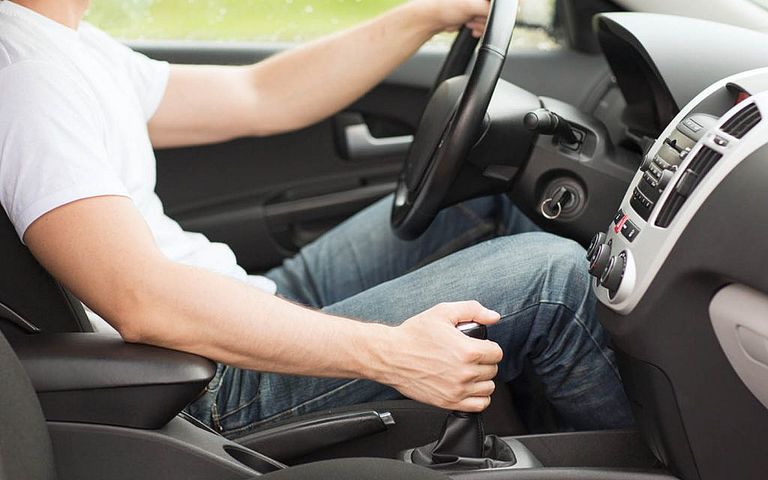 نصائح للحفاظ على السيارة الأوتوماتيك أخطاء قد تتلف السيارة الأوتوماتيك