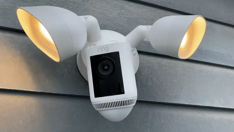 كاميرا Ring Floodlight السلكية الاحترافية ضمن أفضل كاميرات مراقبة في العالم