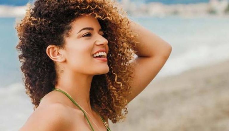 حماية الشعر المجعد في الصيف