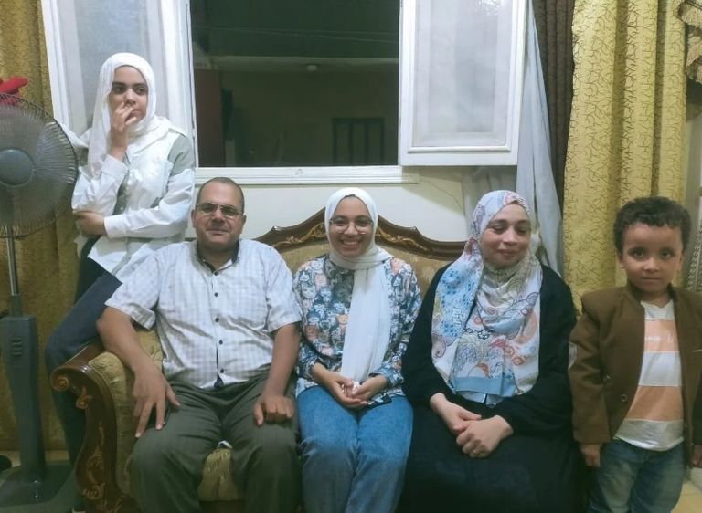 الطالبة ندى رمضان عبدالونيس مع أسرتها طلاب يحتفلون بالنجاح
