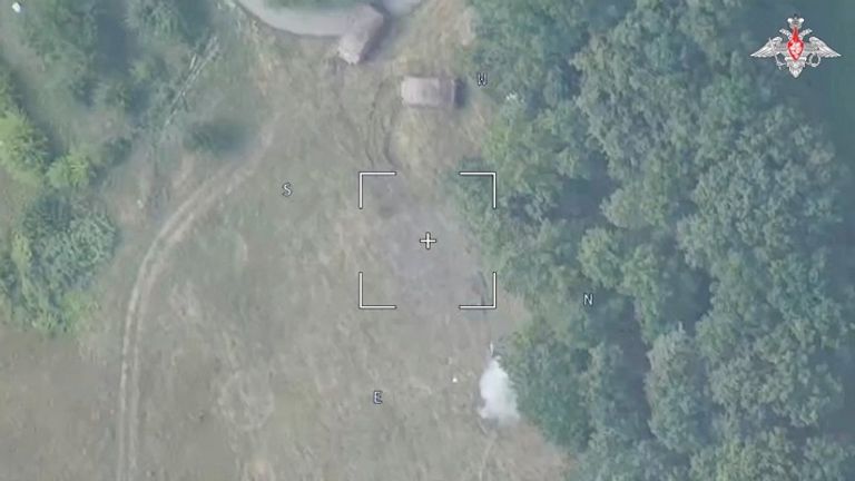 صورة جوية للجيش الروسي تظهر ما يقول إنه تصد لآليات أوكرانية في كورسك آثار المعارك في منطقة كورسك الروسية بعد هجوم أوكراني مباغت