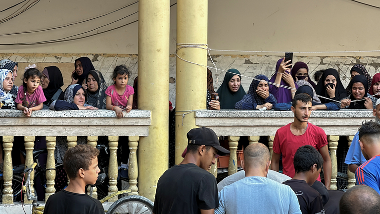 فلسطينية تبكي عقب قصف المدرسة