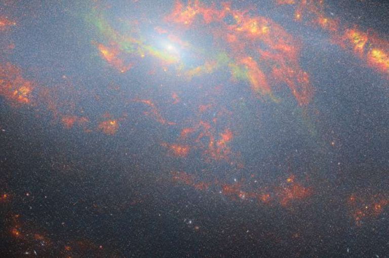 المجرة "ميسييه 106" كما التقطها جيمس ويب