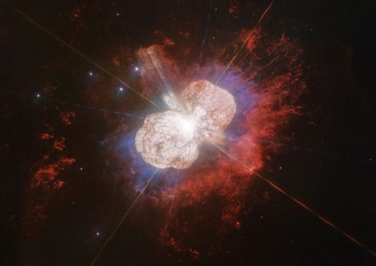 السديم المحيط بالنجم 