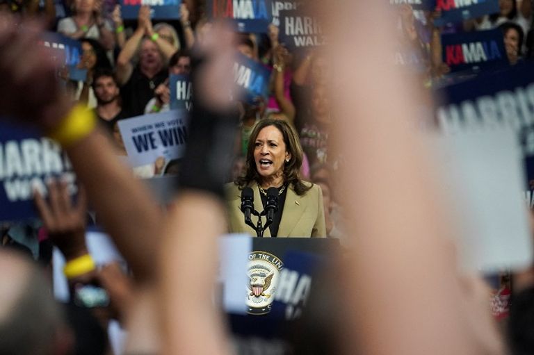 هاريس والمرشح على منصب نائبها تيم والز - رويترز