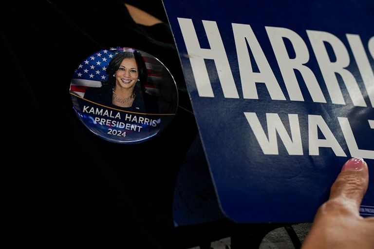 هاريس والمرشح على منصب نائبها تيم والز - رويترز