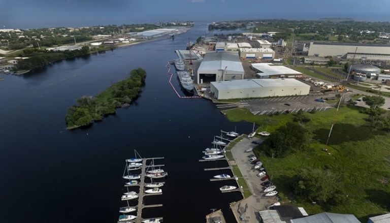 سفينة حربية في حوض بناء السفن