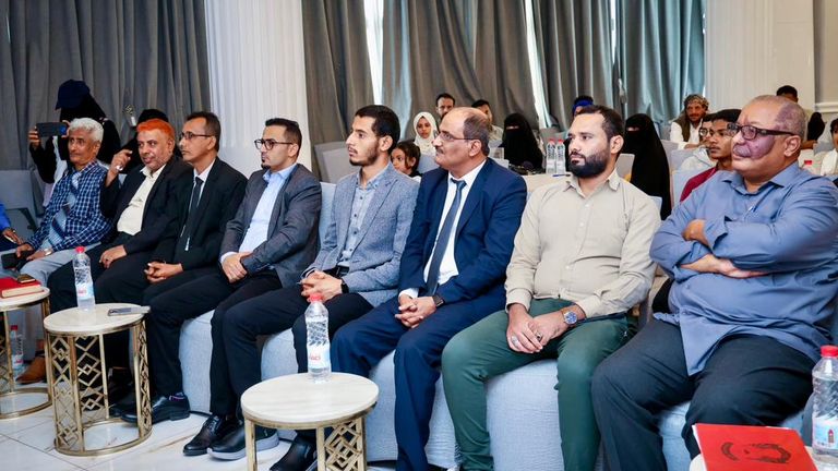 طالبة يمنية تشارك في تحدي القراءة العربي