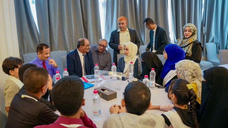 طالبة يمنية تشارك في تحدي القراءة العربي