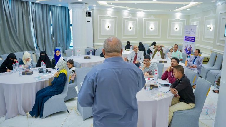 طالبة يمنية تشارك في تحدي القراءة العربي