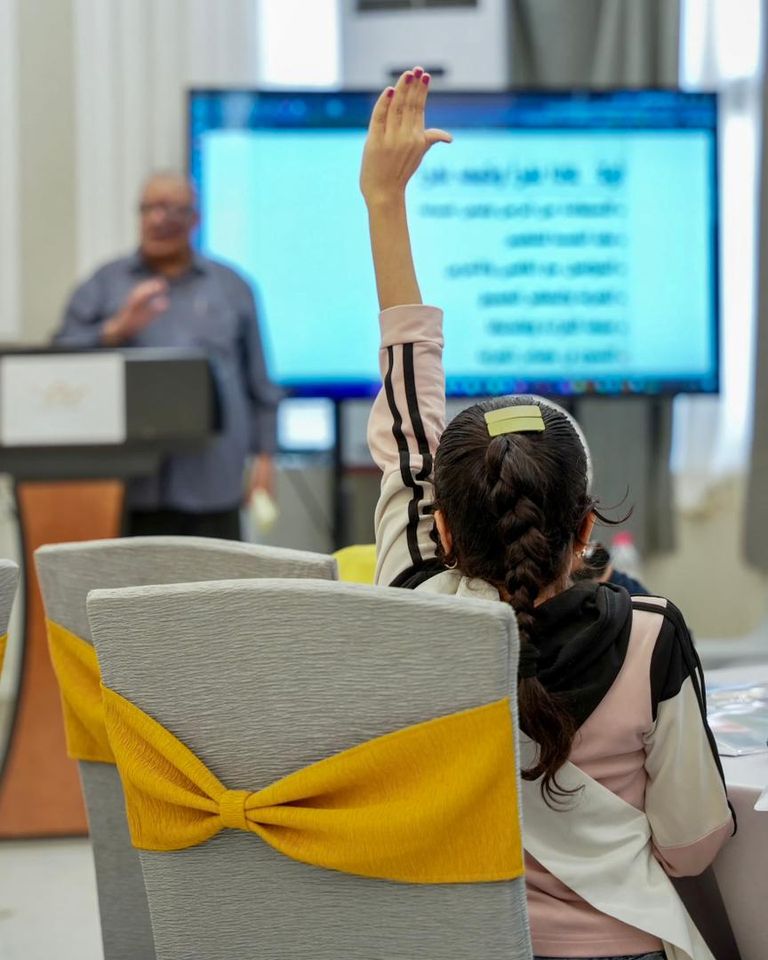 طالبة يمنية تشارك في تحدي القراءة العربي