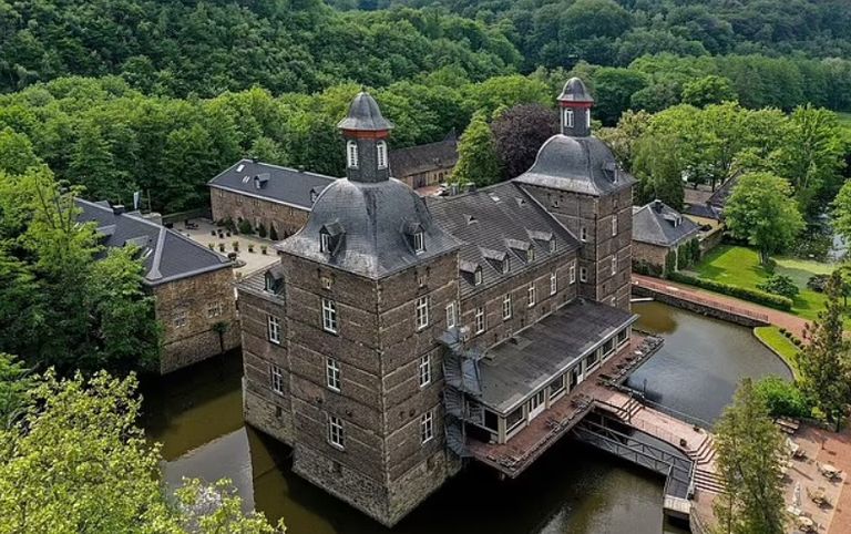 قلعة Schloss Hugenpoet قلعة Jaunmoku Pils