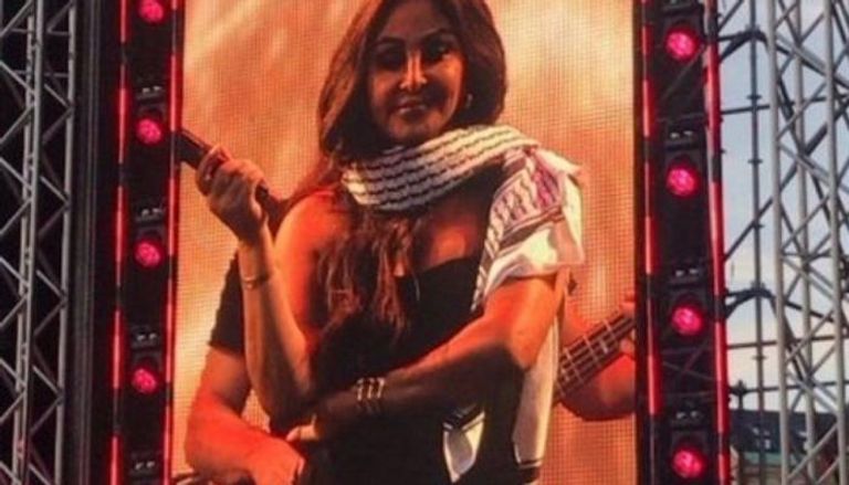 إليسا بالكوفية الفلسطينية خلال حفل السويد