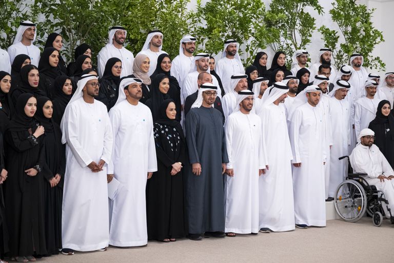 الشيخ محمد بن زايد يستقبل عددا من كوادر القطاع الصناعي