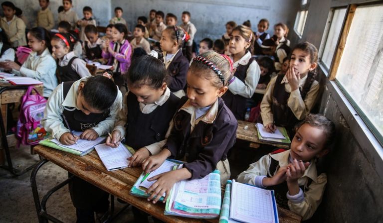 طلاب يؤدون امتحانات الثانوية العامة في مصر