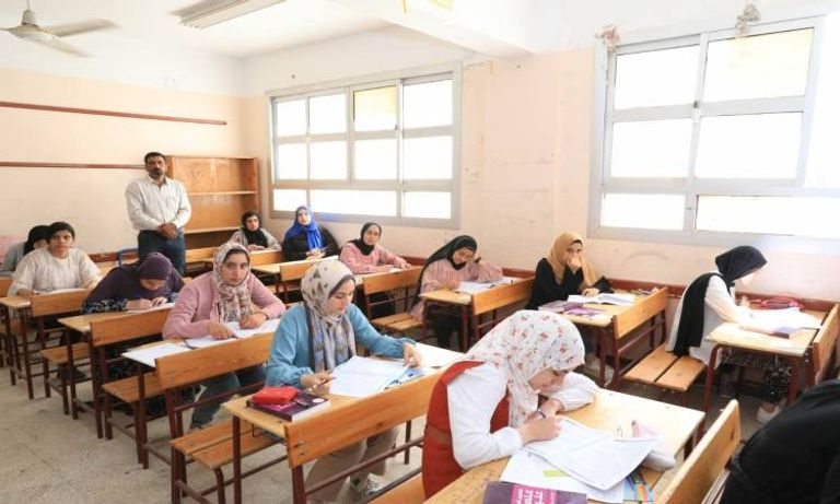 طلاب يؤدون امتحانات الثانوية العامة في مصر