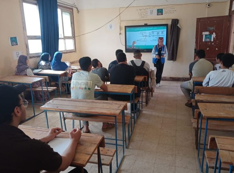 طلاب يؤدون امتحانات الثانوية العامة في مصر