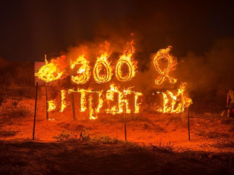 صور الرهائن معلقة في أحد الشوارع