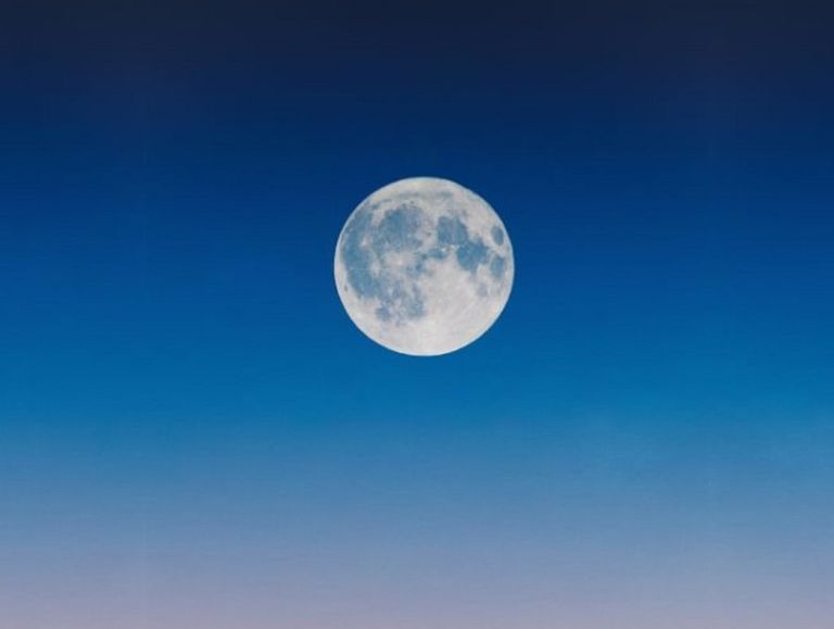 ظاهرة القمر الأزرق العملاق 