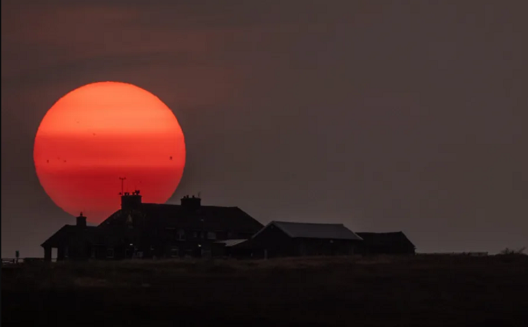  سماء بريطانيا تحولت إلى الأحمر