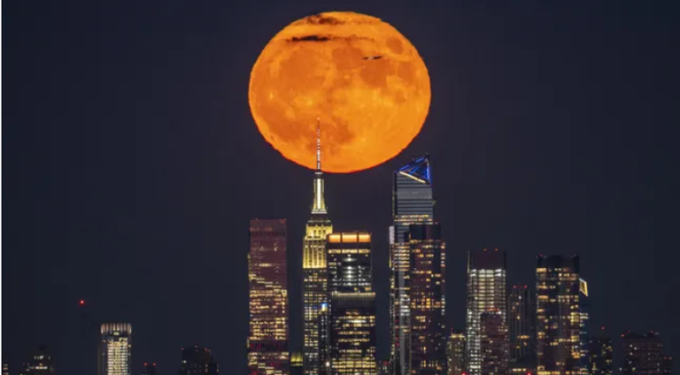 تصوير القمر الأزرق فرصة رائعة لعشاق الفلك